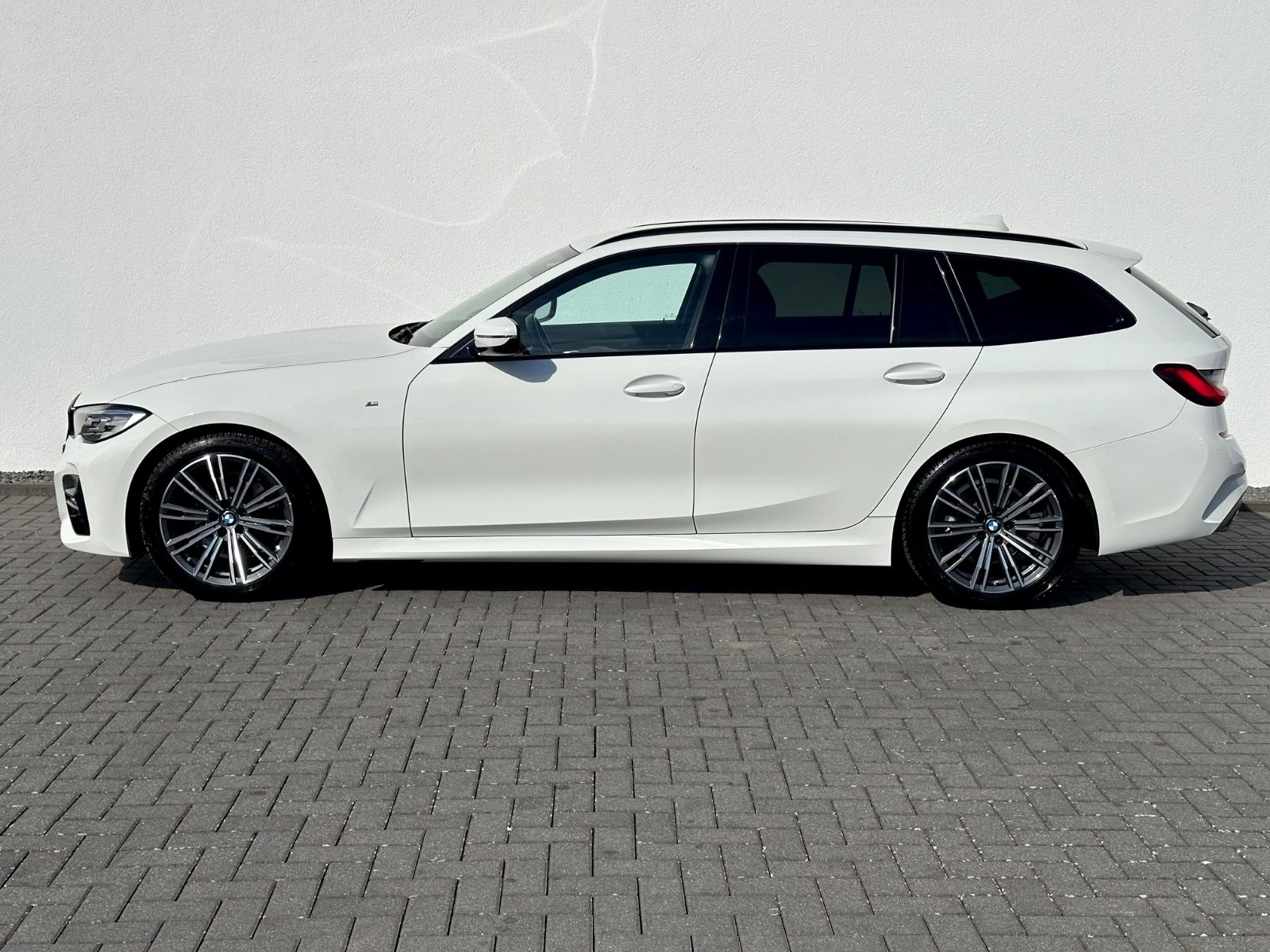 BMW 320i Touring M Sport Paket *Navi*LED*Garantie* - Bild 8 BMW 320i Touring M Sport Paket *Navi*LED*Garantie* in ALPINWEISS III als Kombi - Fahrzeugfoto 8