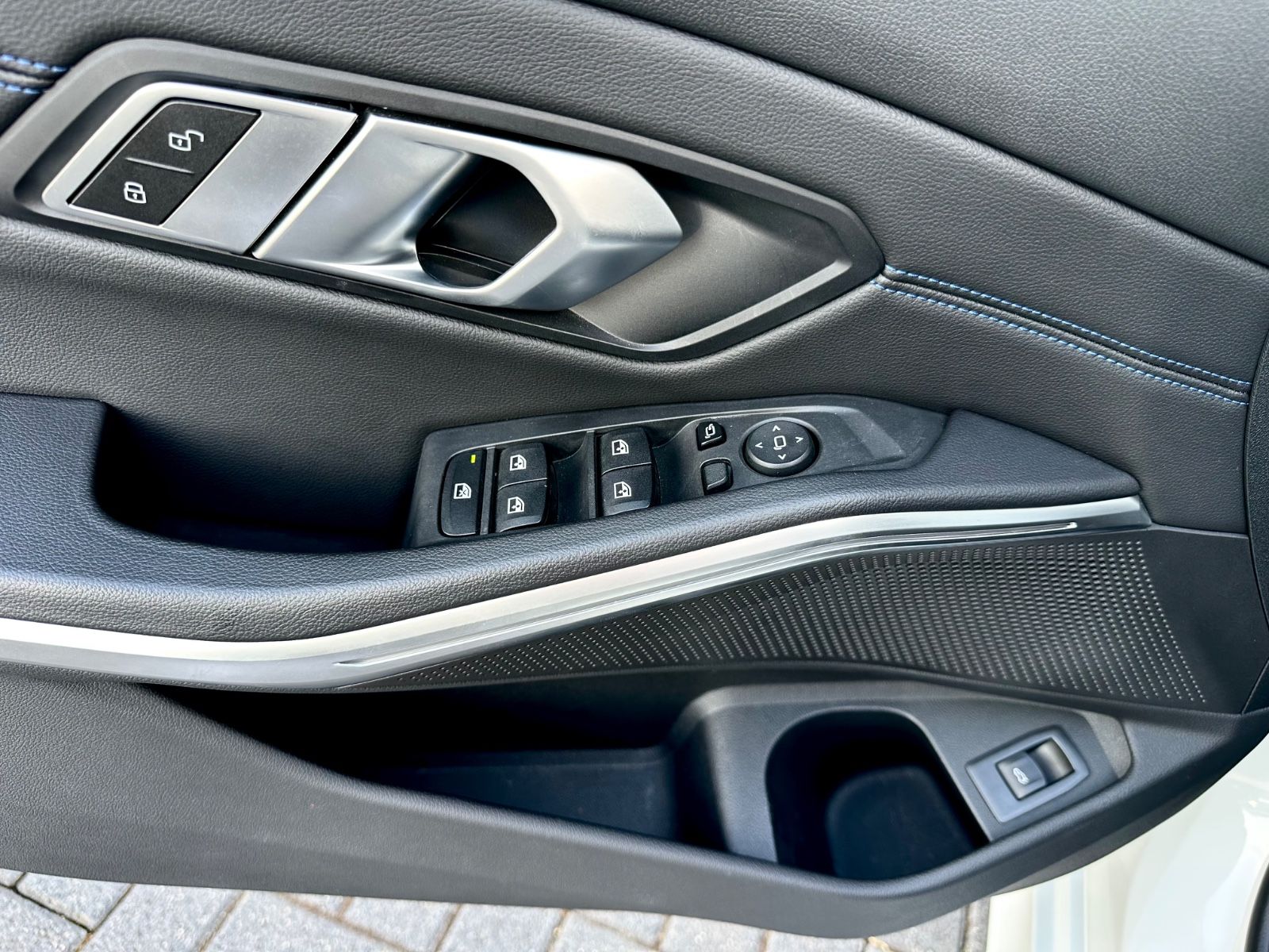 BMW 320i Touring M Sport Paket *Navi*LED*Garantie* - Bild 21 BMW 320i Touring M Sport Paket *Navi*LED*Garantie* in ALPINWEISS III als Kombi - Fahrzeugfoto 21