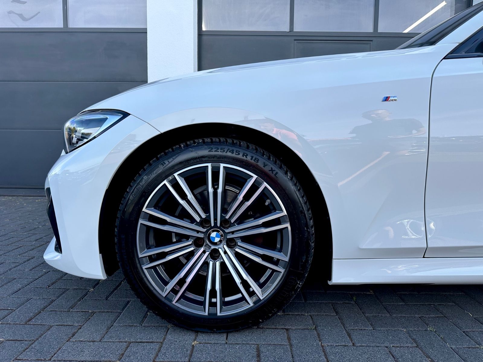 BMW 320i Touring M Sport Paket *Navi*LED*Garantie* - Bild 24 BMW 320i Touring M Sport Paket *Navi*LED*Garantie* in ALPINWEISS III als Kombi - Fahrzeugfoto 24