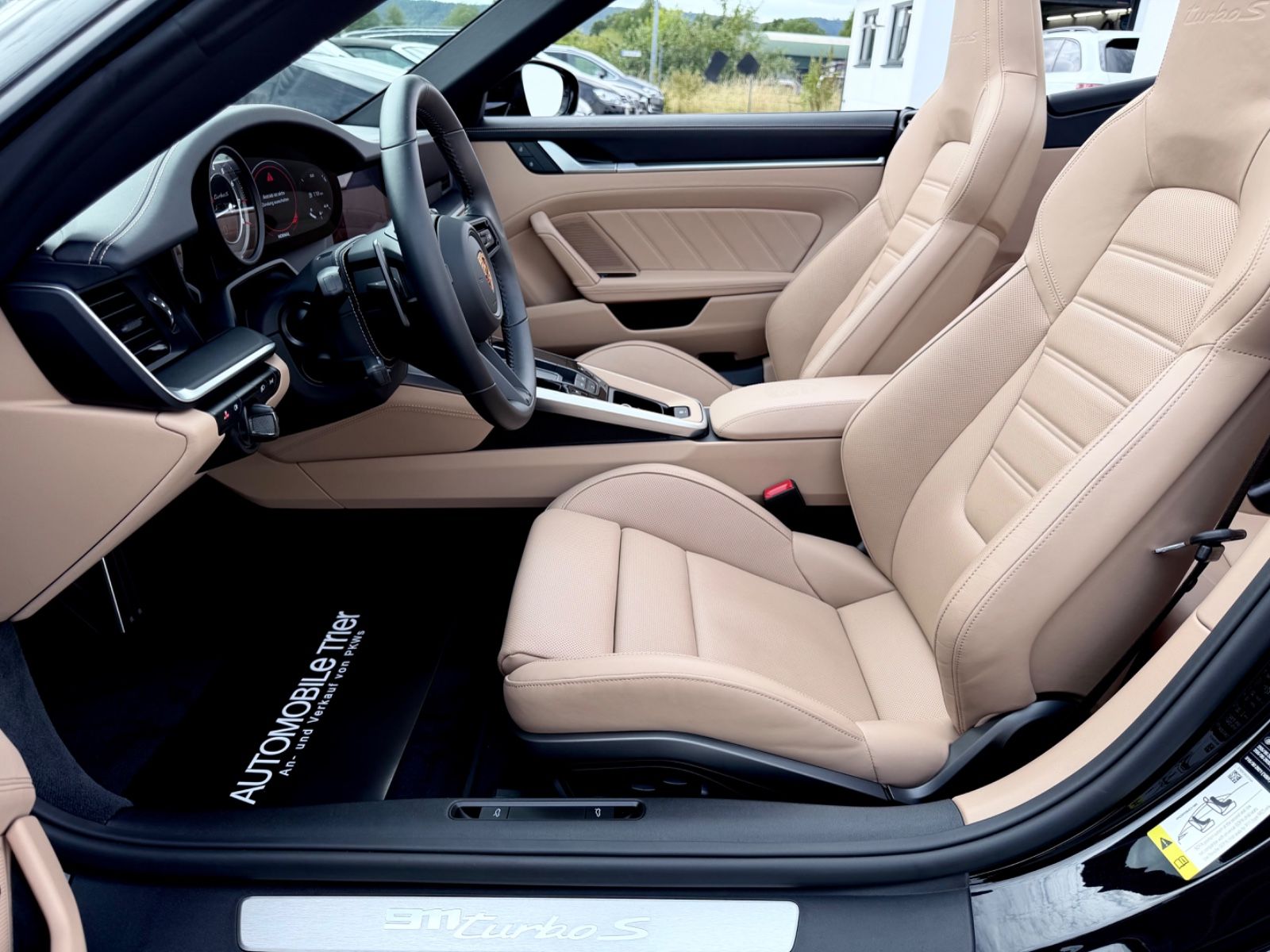 Porsche 911 Turbo S Cabriolet/LIFT/KERAMIK/BOSE/GARANTIE - Bild 9 Porsche 911 Turbo S Cabriolet/LIFT/KERAMIK/BOSE/GARANTIE in TIEFSCHWARZ als Cabrio/Roadster - Fahrzeugfoto 9