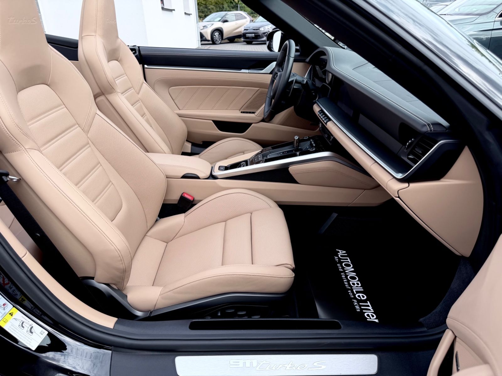 Porsche 911 Turbo S Cabriolet/LIFT/KERAMIK/BOSE/GARANTIE - Bild 13 Porsche 911 Turbo S Cabriolet/LIFT/KERAMIK/BOSE/GARANTIE in TIEFSCHWARZ als Cabrio/Roadster - Fahrzeugfoto 13
