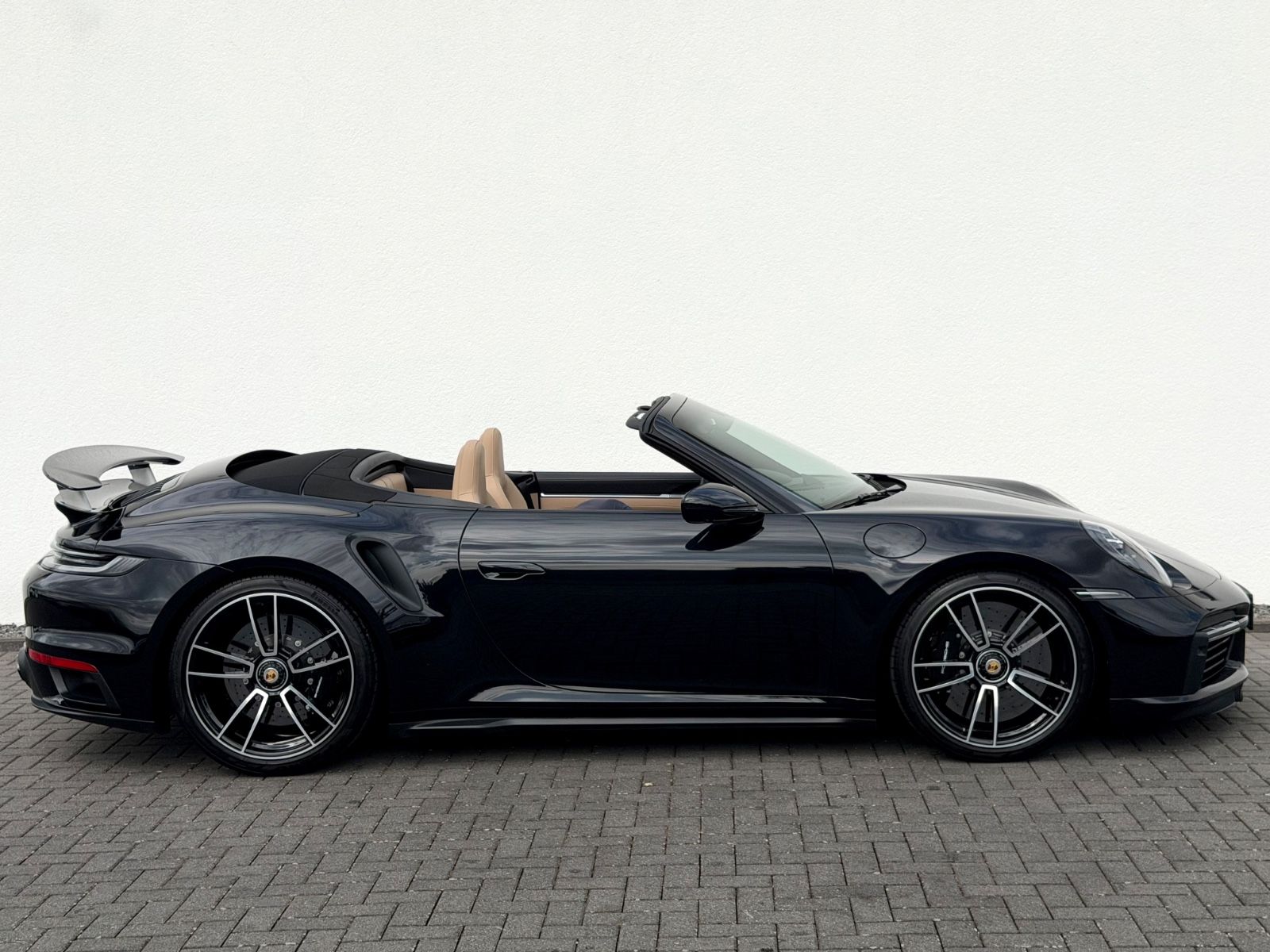 Porsche 911 Turbo S Cabriolet/LIFT/KERAMIK/BOSE/GARANTIE - Bild 4 Porsche 911 Turbo S Cabriolet/LIFT/KERAMIK/BOSE/GARANTIE in TIEFSCHWARZ als Cabrio/Roadster - Fahrzeugfoto 4