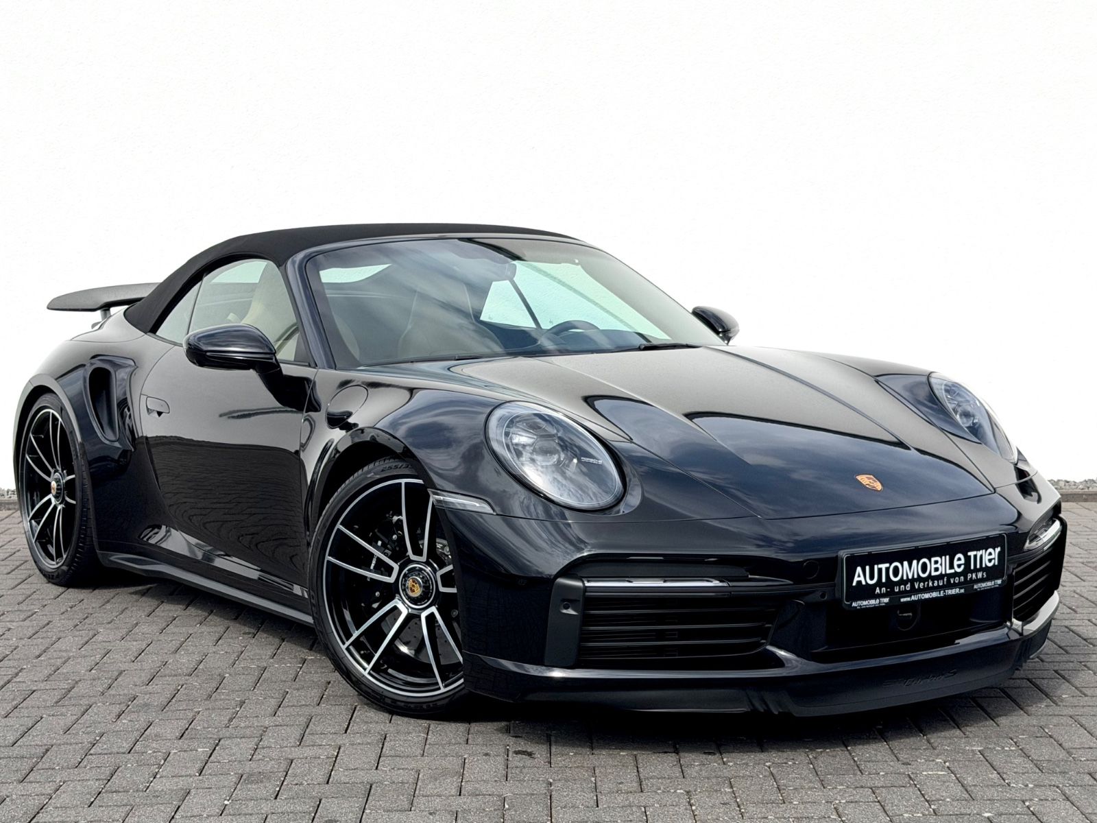 Porsche 911 Turbo S Cabriolet/LIFT/KERAMIK/BOSE/GARANTIE - Bild 22 Porsche 911 Turbo S Cabriolet/LIFT/KERAMIK/BOSE/GARANTIE in TIEFSCHWARZ als Cabrio/Roadster - Fahrzeugfoto 22
