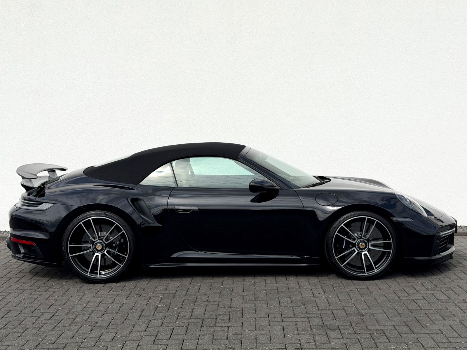 Porsche 911 Turbo S Cabriolet/LIFT/KERAMIK/BOSE/GARANTIE - Bild 24 Porsche 911 Turbo S Cabriolet/LIFT/KERAMIK/BOSE/GARANTIE in TIEFSCHWARZ als Cabrio/Roadster - Fahrzeugfoto 24