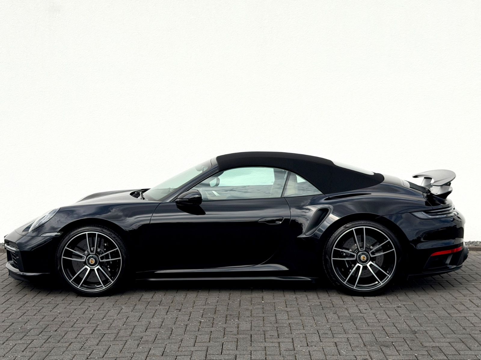 Porsche 911 Turbo S Cabriolet/LIFT/KERAMIK/BOSE/GARANTIE - Bild 25 Porsche 911 Turbo S Cabriolet/LIFT/KERAMIK/BOSE/GARANTIE in TIEFSCHWARZ als Cabrio/Roadster - Fahrzeugfoto 25