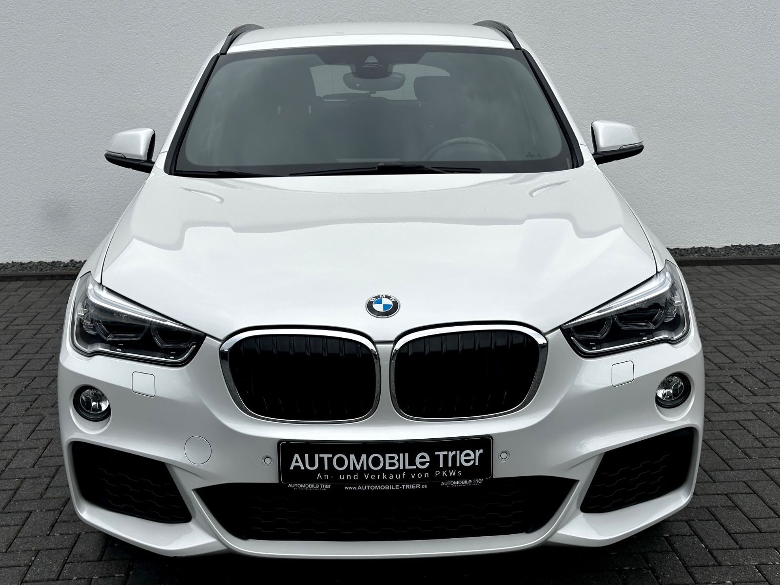 BMW X1 xDrive 20i M Sport Paket/LED/HUD/CAM/GARANTIE - Bild 2 BMW X1 xDrive 20i M Sport Paket/LED/HUD/CAM/GARANTIE in MINERALWEISS als SUV/Geländewagen/Pickup - Fahrzeugfoto 2