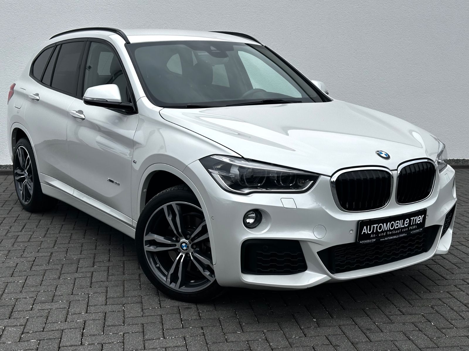 BMW X1 xDrive 20i M Sport Paket/LED/HUD/CAM/GARANTIE - Bild 3 BMW X1 xDrive 20i M Sport Paket/LED/HUD/CAM/GARANTIE in MINERALWEISS als SUV/Geländewagen/Pickup - Fahrzeugfoto 3