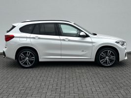 BMW X1 xDrive 20i M Sport Paket/LED/HUD/CAM/GARANTIE in Weiß als SUV/Geländewagen/Pickup - Fahrzeugfoto 4