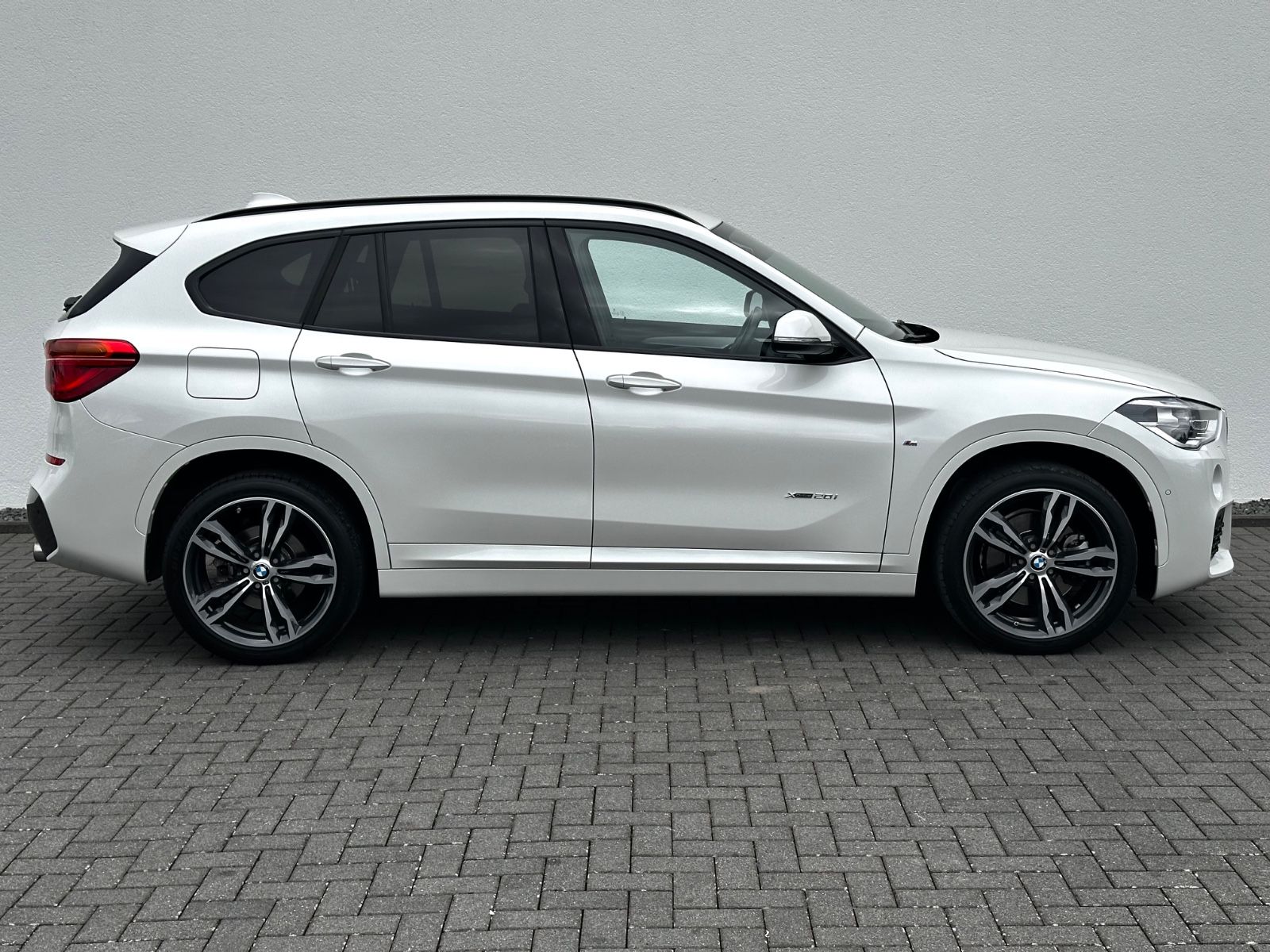 BMW X1 xDrive 20i M Sport Paket/LED/HUD/CAM/GARANTIE - Bild 4 BMW X1 xDrive 20i M Sport Paket/LED/HUD/CAM/GARANTIE in MINERALWEISS als SUV/Geländewagen/Pickup - Fahrzeugfoto 4