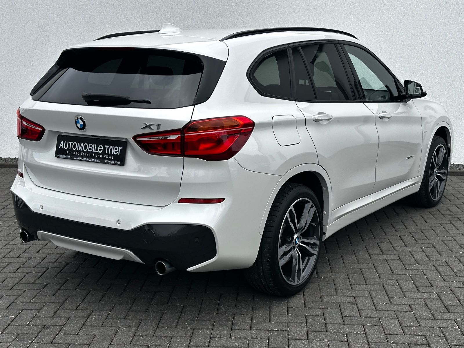 BMW X1 xDrive 20i M Sport Paket/LED/HUD/CAM/GARANTIE - Bild 5 BMW X1 xDrive 20i M Sport Paket/LED/HUD/CAM/GARANTIE in MINERALWEISS als SUV/Geländewagen/Pickup - Fahrzeugfoto 5