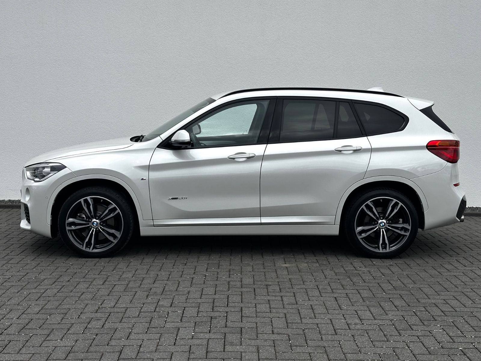 BMW X1 xDrive 20i M Sport Paket/LED/HUD/CAM/GARANTIE - Bild 8 BMW X1 xDrive 20i M Sport Paket/LED/HUD/CAM/GARANTIE in MINERALWEISS als SUV/Geländewagen/Pickup - Fahrzeugfoto 8