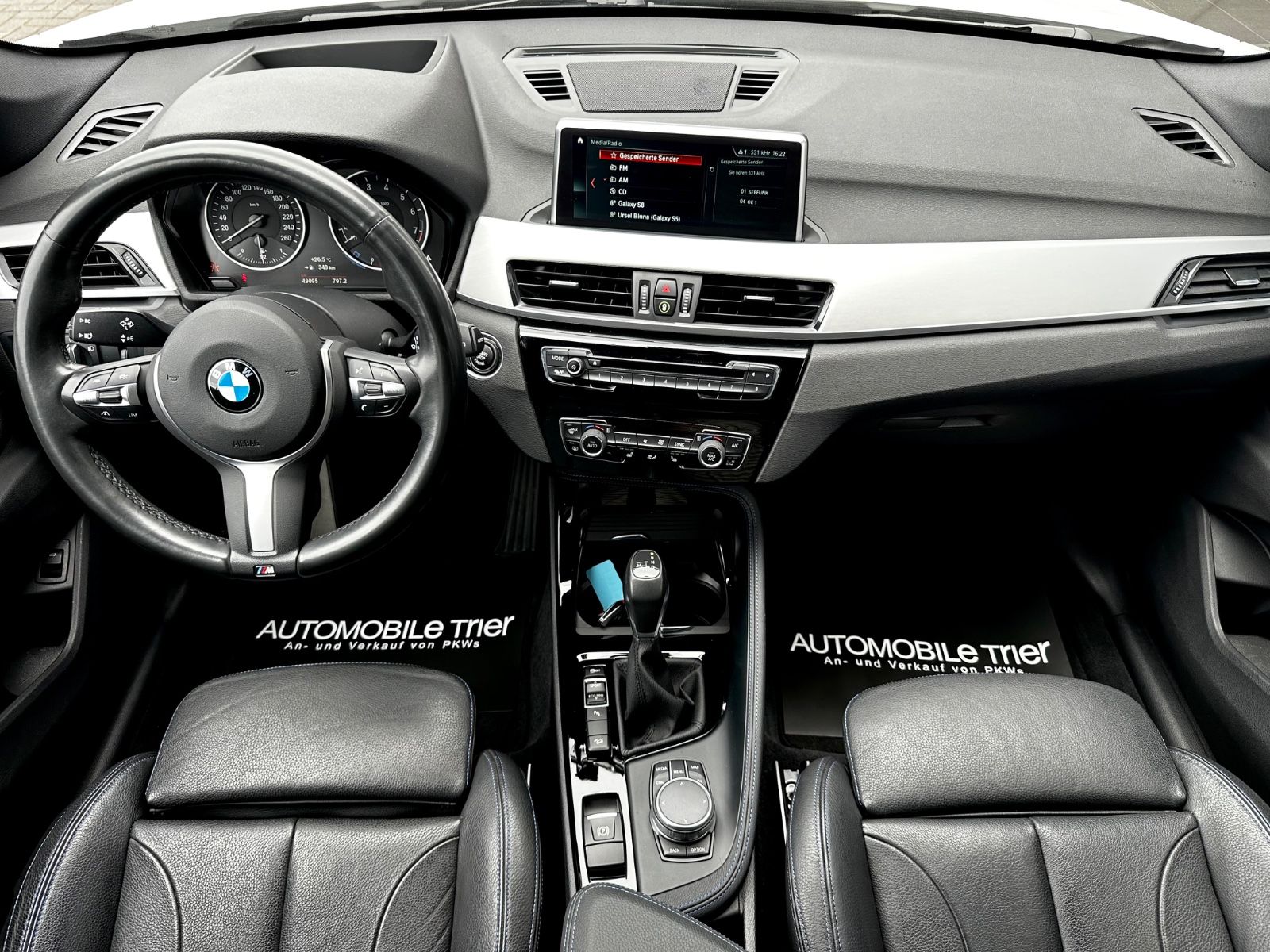 BMW X1 xDrive 20i M Sport Paket/LED/HUD/CAM/GARANTIE - Bild 11 BMW X1 xDrive 20i M Sport Paket/LED/HUD/CAM/GARANTIE in MINERALWEISS als SUV/Geländewagen/Pickup - Fahrzeugfoto 11