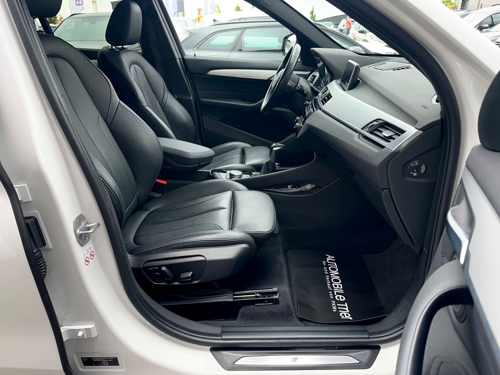 BMW X1 xDrive 20i M Sport Paket/LED/HUD/CAM/GARANTIE - Bild 12 BMW X1 xDrive 20i M Sport Paket/LED/HUD/CAM/GARANTIE in MINERALWEISS als SUV/Geländewagen/Pickup - Fahrzeugfoto 12