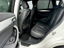 BMW X1 xDrive 20i M Sport Paket/LED/HUD/CAM/GARANTIE in Weiß als SUV/Geländewagen/Pickup - Fahrzeugfoto 15