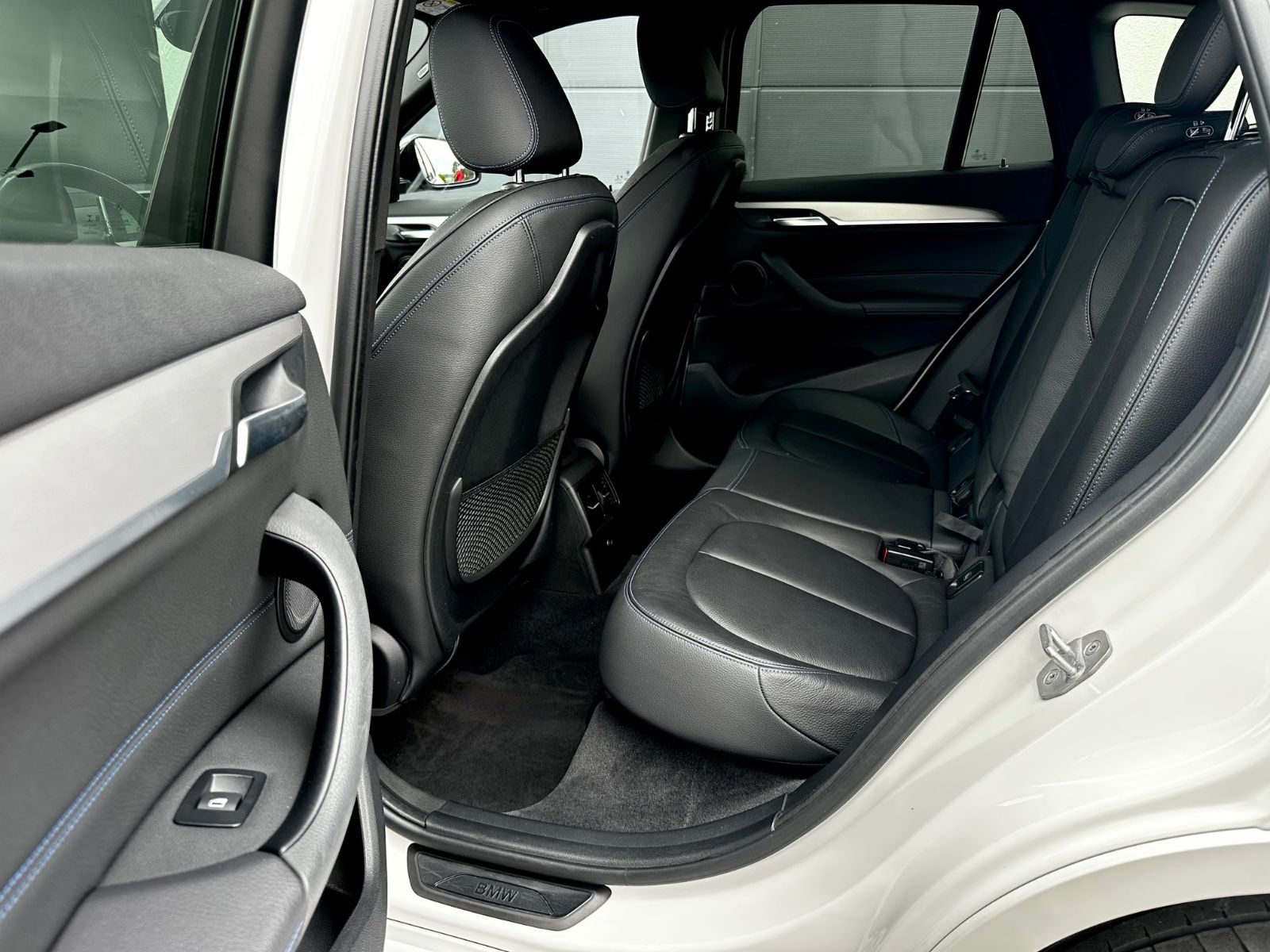 BMW X1 xDrive 20i M Sport Paket/LED/HUD/CAM/GARANTIE - Bild 15 BMW X1 xDrive 20i M Sport Paket/LED/HUD/CAM/GARANTIE in MINERALWEISS als SUV/Geländewagen/Pickup - Fahrzeugfoto 15