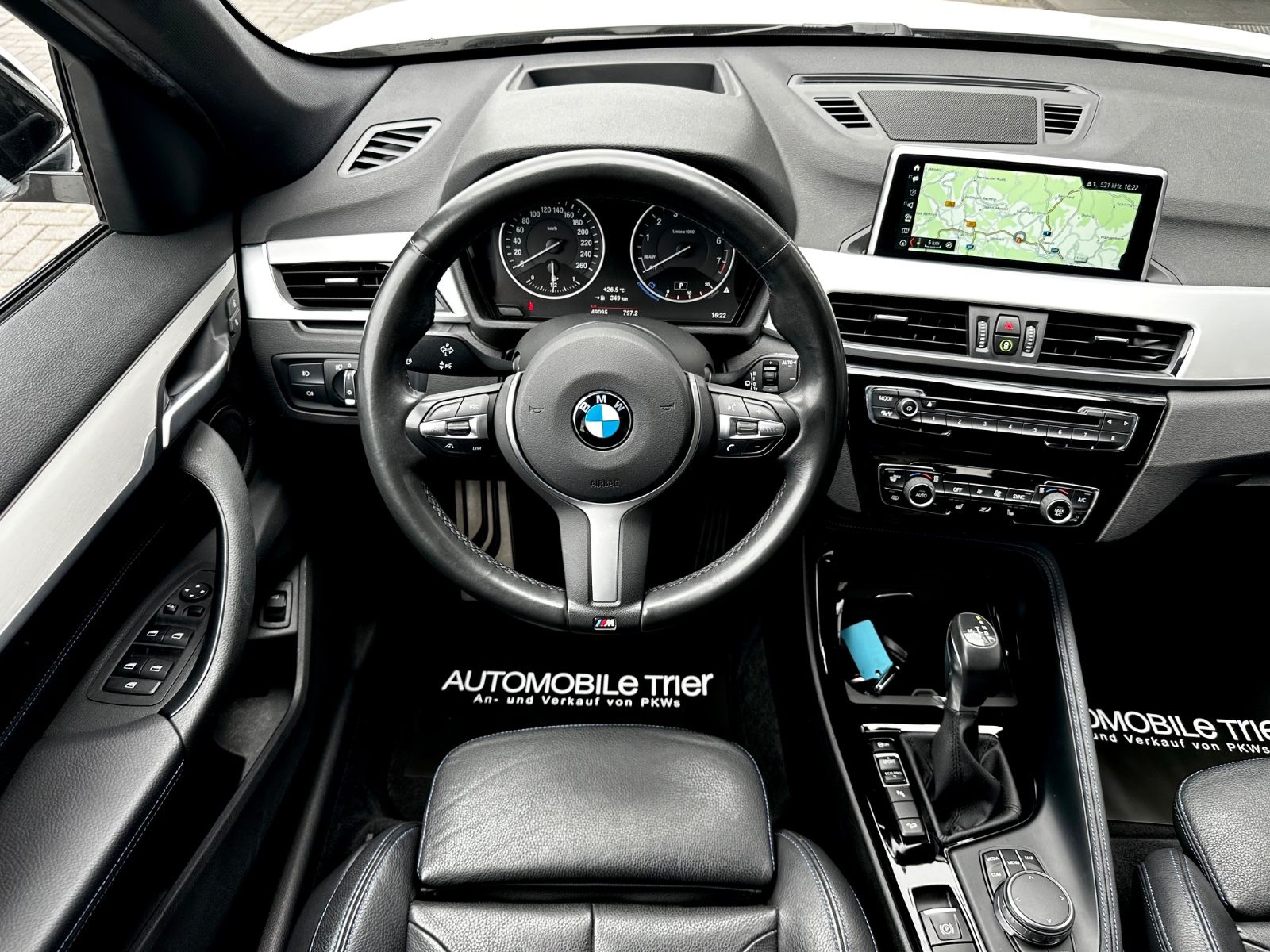 BMW X1 xDrive 20i M Sport Paket/LED/HUD/CAM/GARANTIE - Bild 17 BMW X1 xDrive 20i M Sport Paket/LED/HUD/CAM/GARANTIE in MINERALWEISS als SUV/Geländewagen/Pickup - Fahrzeugfoto 17