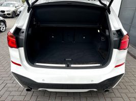 BMW X1 xDrive 20i M Sport Paket/LED/HUD/CAM/GARANTIE in Weiß als SUV/Geländewagen/Pickup - Fahrzeugfoto 22