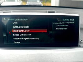 BMW X1 xDrive 20i M Sport Paket/LED/HUD/CAM/GARANTIE in Weiß als SUV/Geländewagen/Pickup - Fahrzeugfoto 24