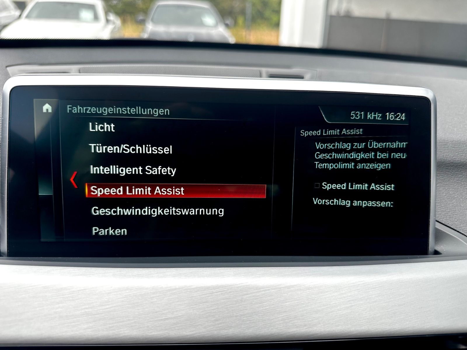 BMW X1 xDrive 20i M Sport Paket/LED/HUD/CAM/GARANTIE - Bild 25 BMW X1 xDrive 20i M Sport Paket/LED/HUD/CAM/GARANTIE in MINERALWEISS als SUV/Geländewagen/Pickup - Fahrzeugfoto 25