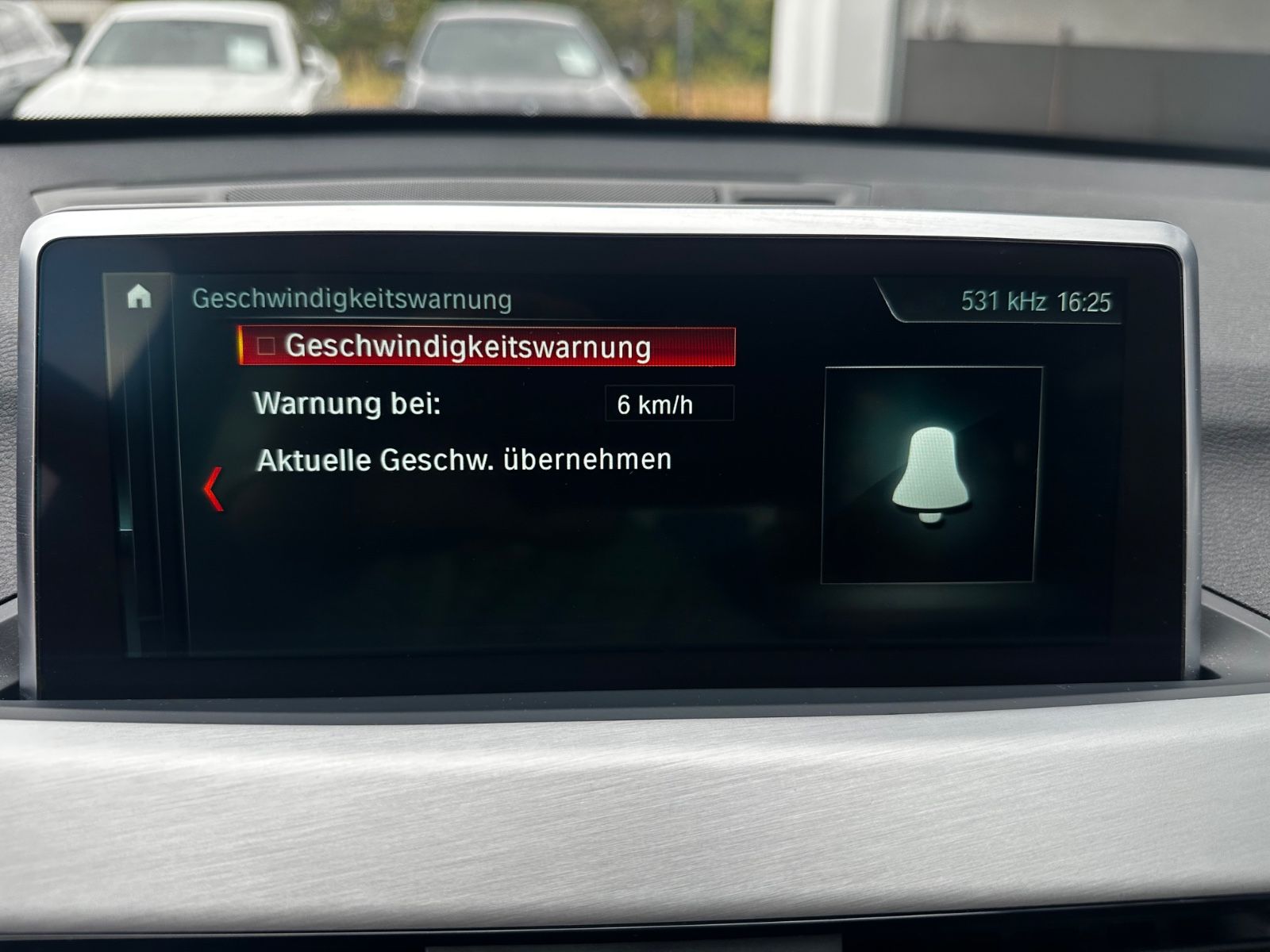 BMW X1 xDrive 20i M Sport Paket/LED/HUD/CAM/GARANTIE - Bild 26 BMW X1 xDrive 20i M Sport Paket/LED/HUD/CAM/GARANTIE in MINERALWEISS als SUV/Geländewagen/Pickup - Fahrzeugfoto 26