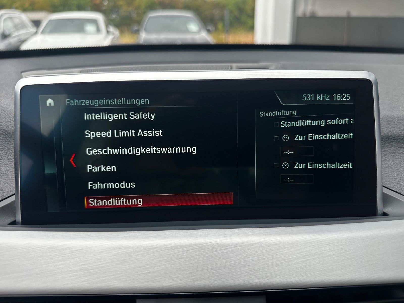BMW X1 xDrive 20i M Sport Paket/LED/HUD/CAM/GARANTIE - Bild 28 BMW X1 xDrive 20i M Sport Paket/LED/HUD/CAM/GARANTIE in MINERALWEISS als SUV/Geländewagen/Pickup - Fahrzeugfoto 28