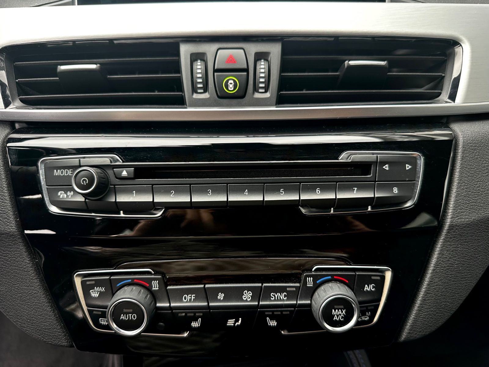 BMW X1 xDrive 20i M Sport Paket/LED/HUD/CAM/GARANTIE - Bild 29 BMW X1 xDrive 20i M Sport Paket/LED/HUD/CAM/GARANTIE in MINERALWEISS als SUV/Geländewagen/Pickup - Fahrzeugfoto 29