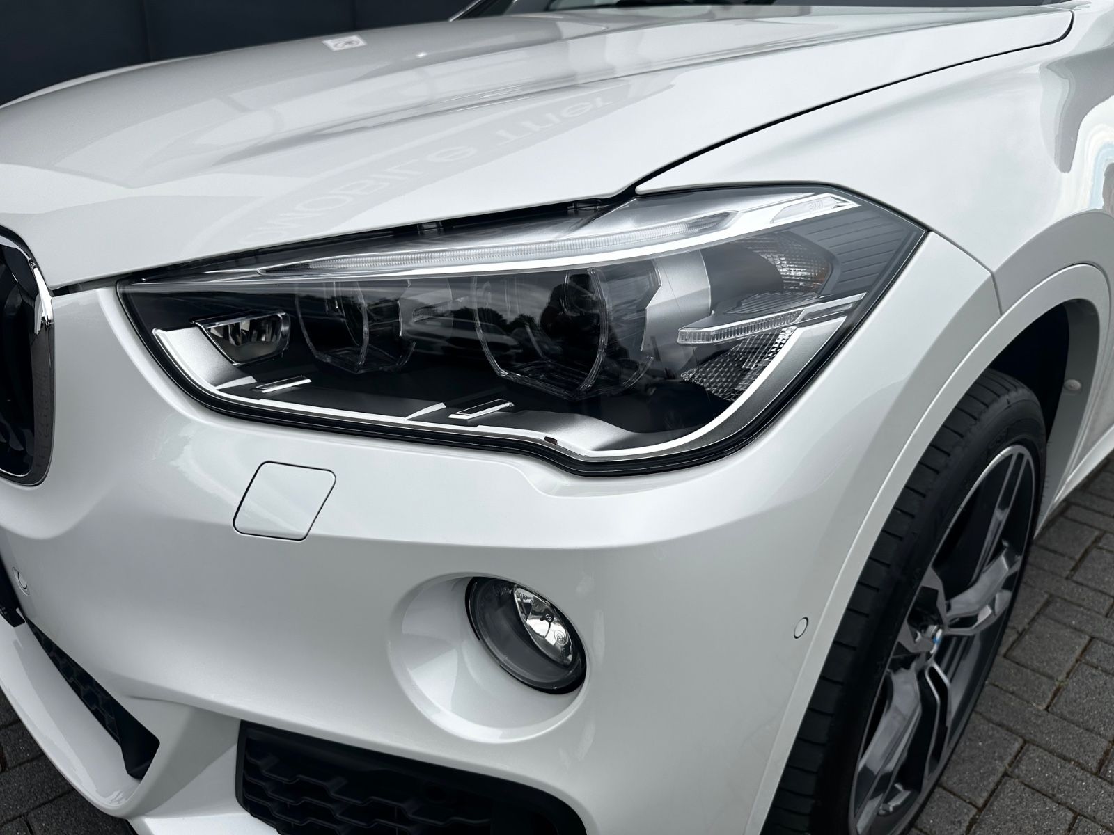 BMW X1 xDrive 20i M Sport Paket/LED/HUD/CAM/GARANTIE - Bild 32 BMW X1 xDrive 20i M Sport Paket/LED/HUD/CAM/GARANTIE in MINERALWEISS als SUV/Geländewagen/Pickup - Fahrzeugfoto 32