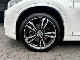 BMW X1 xDrive 20i M Sport Paket/LED/HUD/CAM/GARANTIE in Weiß als SUV/Geländewagen/Pickup - Fahrzeugfoto 33