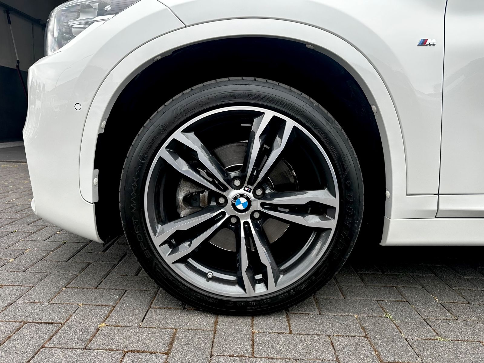 BMW X1 xDrive 20i M Sport Paket/LED/HUD/CAM/GARANTIE - Bild 33 BMW X1 xDrive 20i M Sport Paket/LED/HUD/CAM/GARANTIE in MINERALWEISS als SUV/Geländewagen/Pickup - Fahrzeugfoto 33