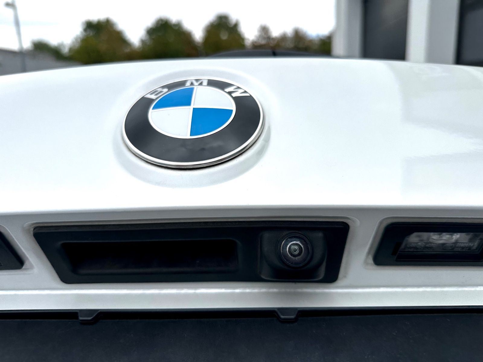 BMW X1 xDrive 20i M Sport Paket/LED/HUD/CAM/GARANTIE - Bild 34 BMW X1 xDrive 20i M Sport Paket/LED/HUD/CAM/GARANTIE in MINERALWEISS als SUV/Geländewagen/Pickup - Fahrzeugfoto 34
