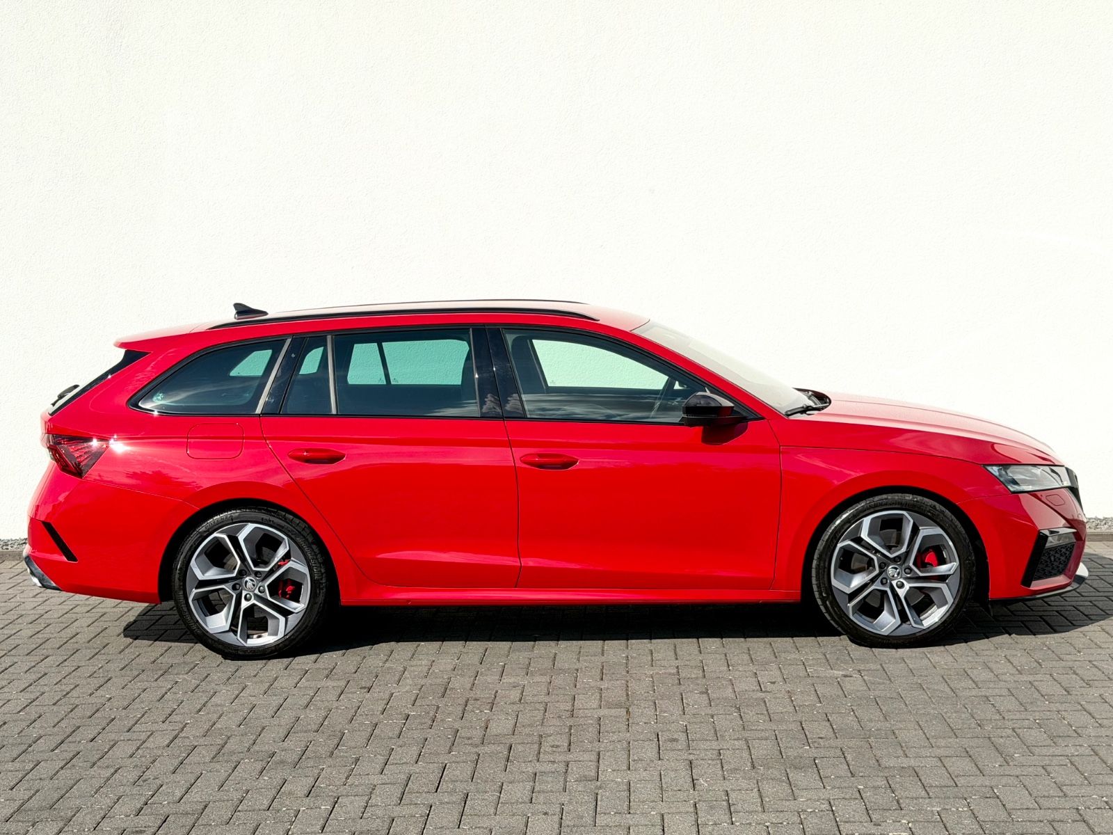 Skoda Octavia Combi RS 2.0 TSI /LED/ACC/360°CAM/AHK/ - Bild 4 Skoda Octavia Combi RS 2.0 TSI /LED/ACC/360°CAM/AHK/ in CERVENA VELVET/VELVET RED als Kombi - Fahrzeugfoto 4