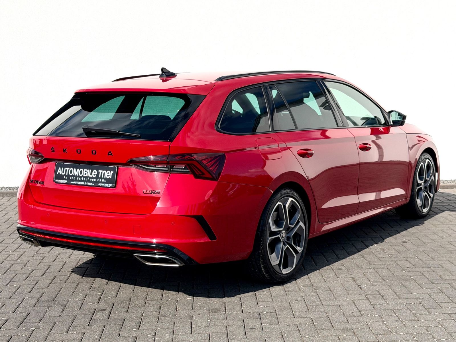 Skoda Octavia Combi RS 2.0 TSI /LED/ACC/360°CAM/AHK/ - Bild 5 Skoda Octavia Combi RS 2.0 TSI /LED/ACC/360°CAM/AHK/ in CERVENA VELVET/VELVET RED als Kombi - Fahrzeugfoto 5