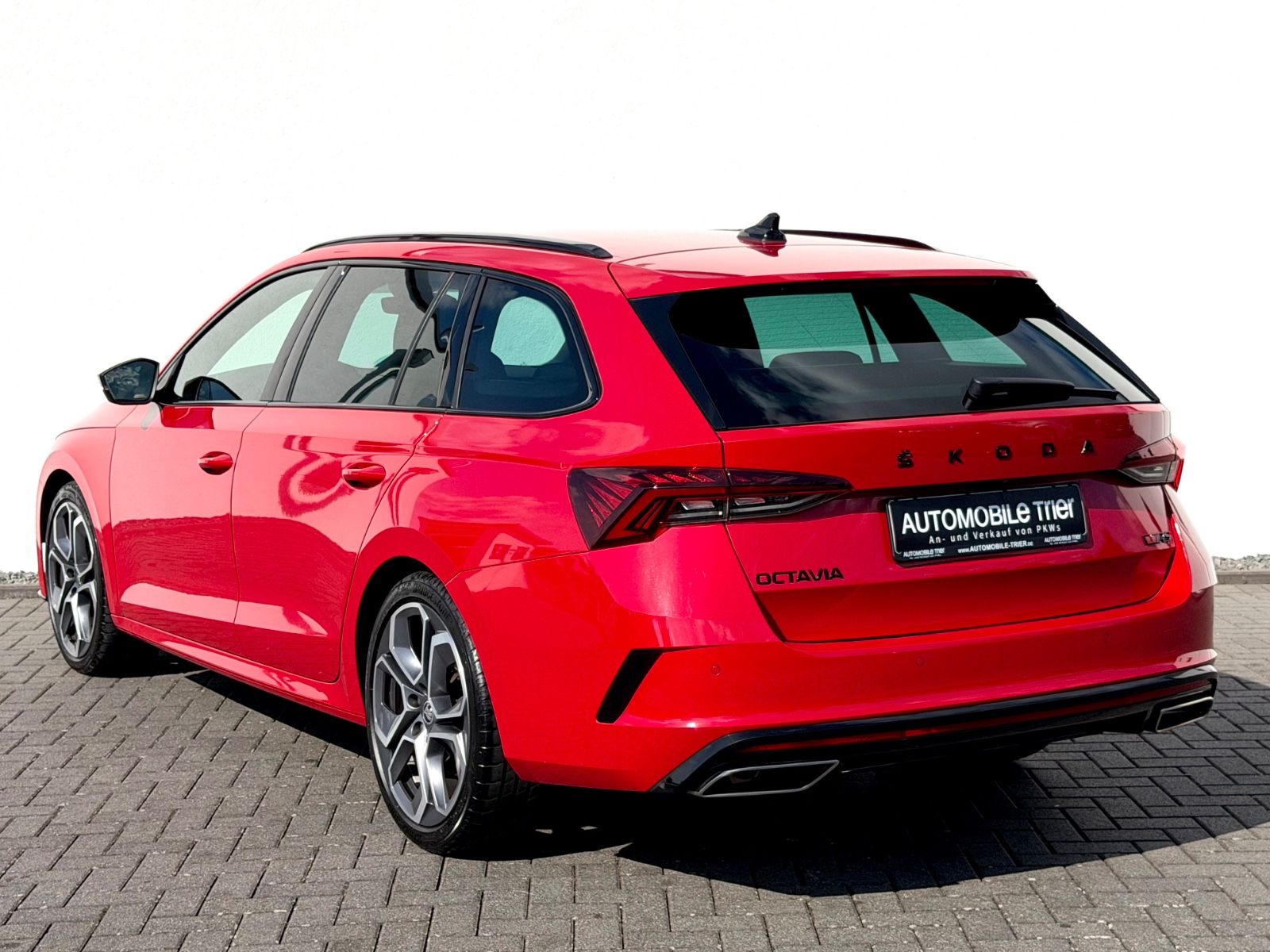 Skoda Octavia Combi RS 2.0 TSI /LED/ACC/360°CAM/AHK/ - Bild 7 Skoda Octavia Combi RS 2.0 TSI /LED/ACC/360°CAM/AHK/ in CERVENA VELVET/VELVET RED als Kombi - Fahrzeugfoto 7