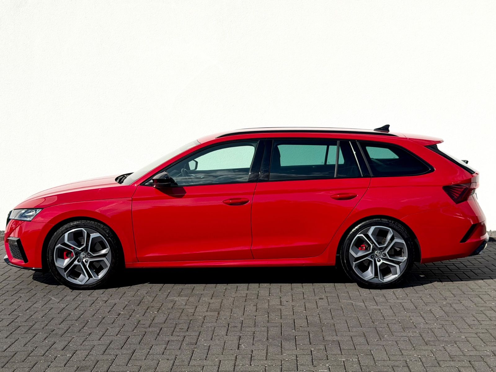 Skoda Octavia Combi RS 2.0 TSI /LED/ACC/360°CAM/AHK/ - Bild 8 Skoda Octavia Combi RS 2.0 TSI /LED/ACC/360°CAM/AHK/ in CERVENA VELVET/VELVET RED als Kombi - Fahrzeugfoto 8