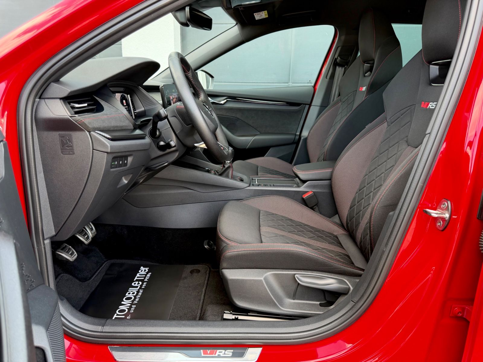 Skoda Octavia Combi RS 2.0 TSI /LED/ACC/360°CAM/AHK/ - Bild 9 Skoda Octavia Combi RS 2.0 TSI /LED/ACC/360°CAM/AHK/ in CERVENA VELVET/VELVET RED als Kombi - Fahrzeugfoto 9