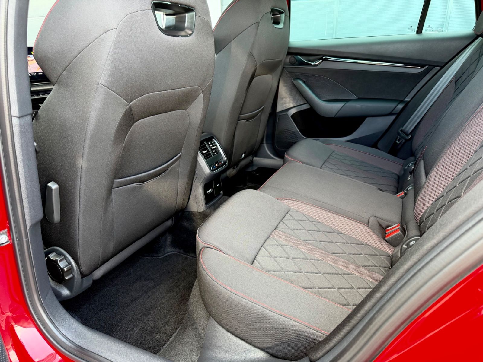 Skoda Octavia Combi RS 2.0 TSI /LED/ACC/360°CAM/AHK/ - Bild 14 Skoda Octavia Combi RS 2.0 TSI /LED/ACC/360°CAM/AHK/ in CERVENA VELVET/VELVET RED als Kombi - Fahrzeugfoto 14