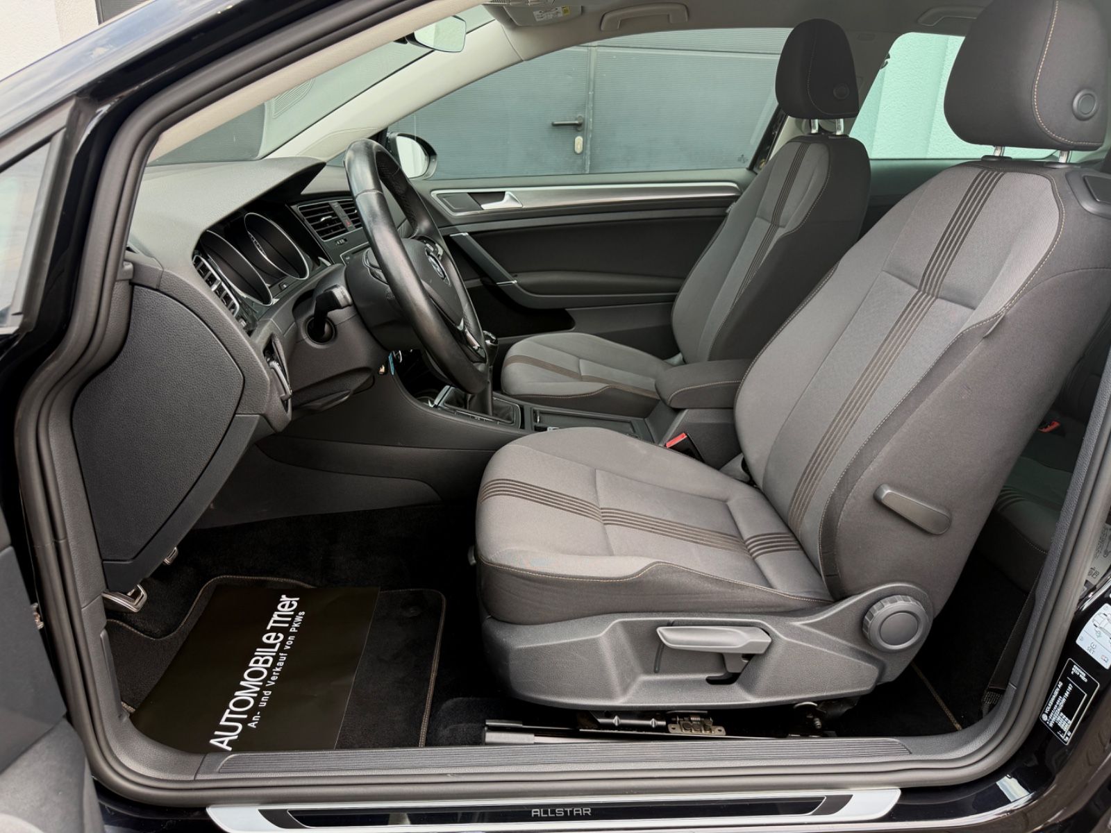 Volkswagen Golf 7 1.4 TSI R Line/NAVI/BI-XENON/PDC/GARANTIE - Bild 9 Volkswagen Golf 7 1.4 TSI R Line/NAVI/BI-XENON/PDC/GARANTIE in Schwarz als Kleinwagen - Fahrzeugfoto 9