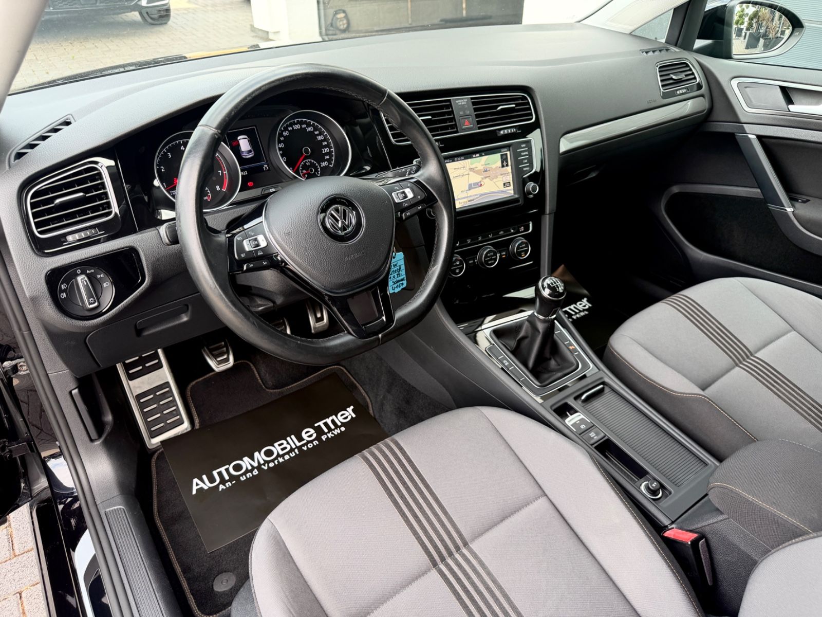 Volkswagen Golf 7 1.4 TSI R Line/NAVI/BI-XENON/PDC/GARANTIE - Bild 13 Volkswagen Golf 7 1.4 TSI R Line/NAVI/BI-XENON/PDC/GARANTIE in Schwarz als Kleinwagen - Fahrzeugfoto 13