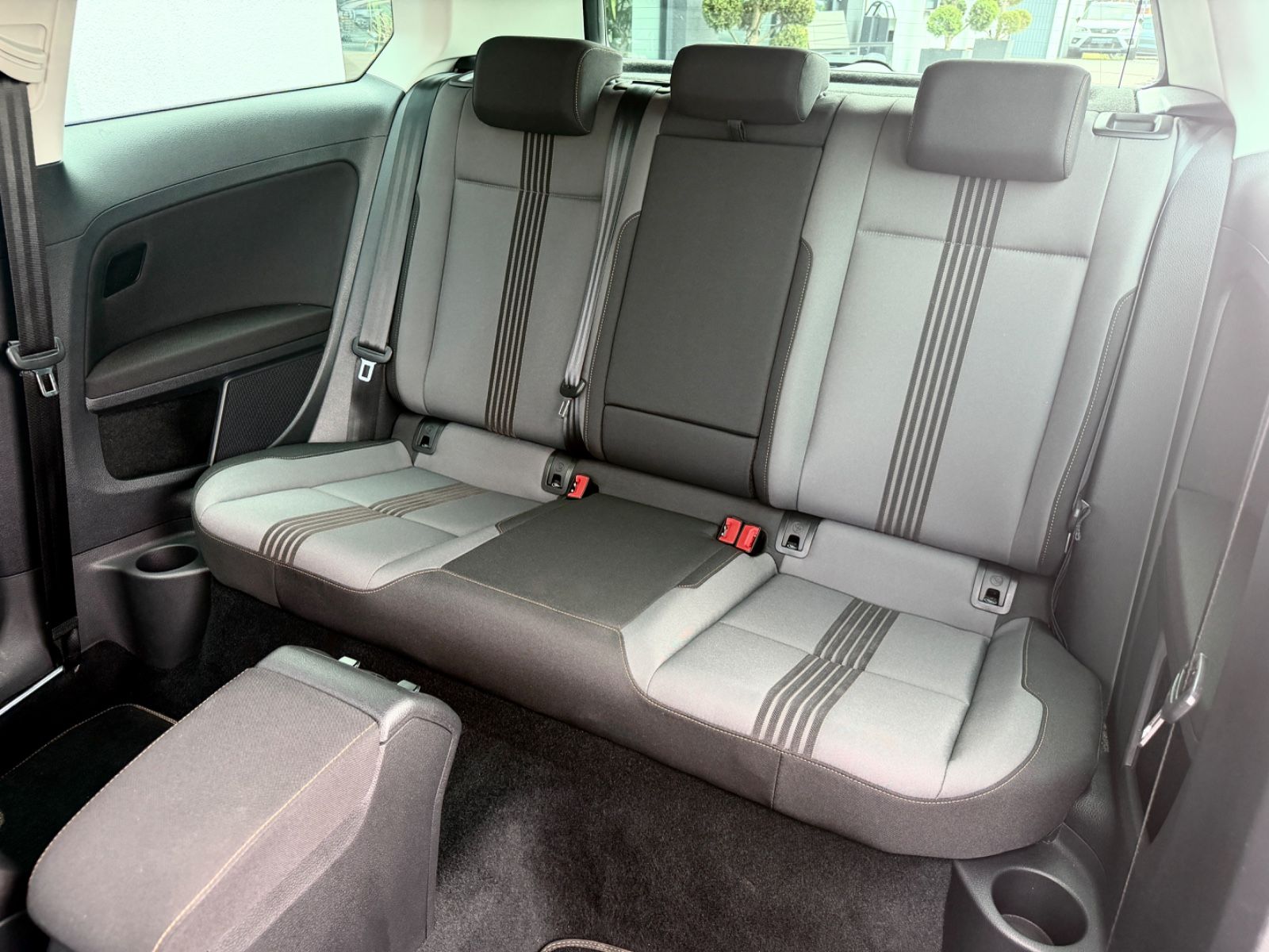 Volkswagen Golf 7 1.4 TSI R Line/NAVI/BI-XENON/PDC/GARANTIE - Bild 14 Volkswagen Golf 7 1.4 TSI R Line/NAVI/BI-XENON/PDC/GARANTIE in Schwarz als Kleinwagen - Fahrzeugfoto 14