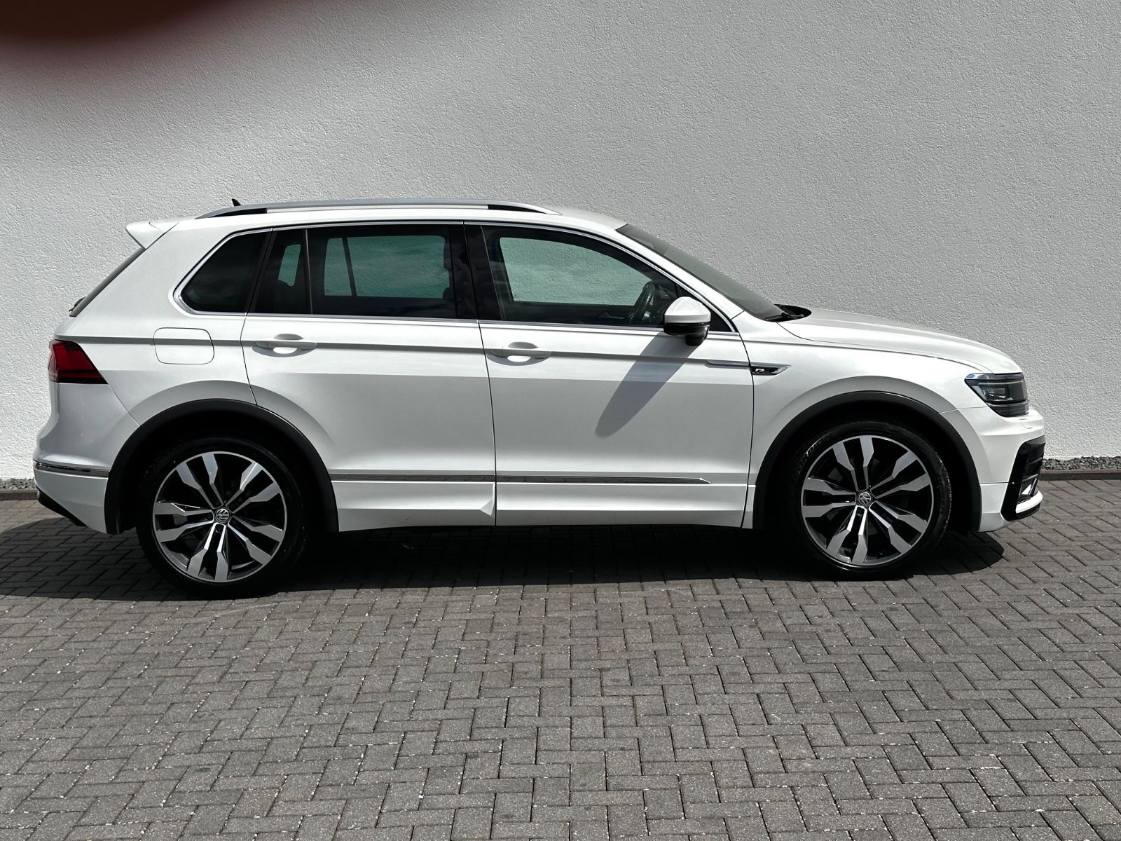 Volkswagen Tiguan R line 2.0 TSI DSG 4Motion /LED/ACC/AHK/ - Bild 4 Volkswagen Tiguan R line 2.0 TSI DSG 4Motion /LED/ACC/AHK/ in ORYXWEISS als SUV/Geländewagen/Pickup - Fahrzeugfoto 4