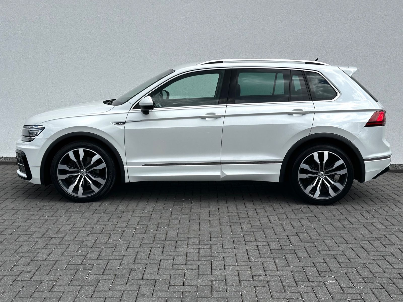 Volkswagen Tiguan R line 2.0 TSI DSG 4Motion /LED/ACC/AHK/ - Bild 8 Volkswagen Tiguan R line 2.0 TSI DSG 4Motion /LED/ACC/AHK/ in ORYXWEISS als SUV/Geländewagen/Pickup - Fahrzeugfoto 8