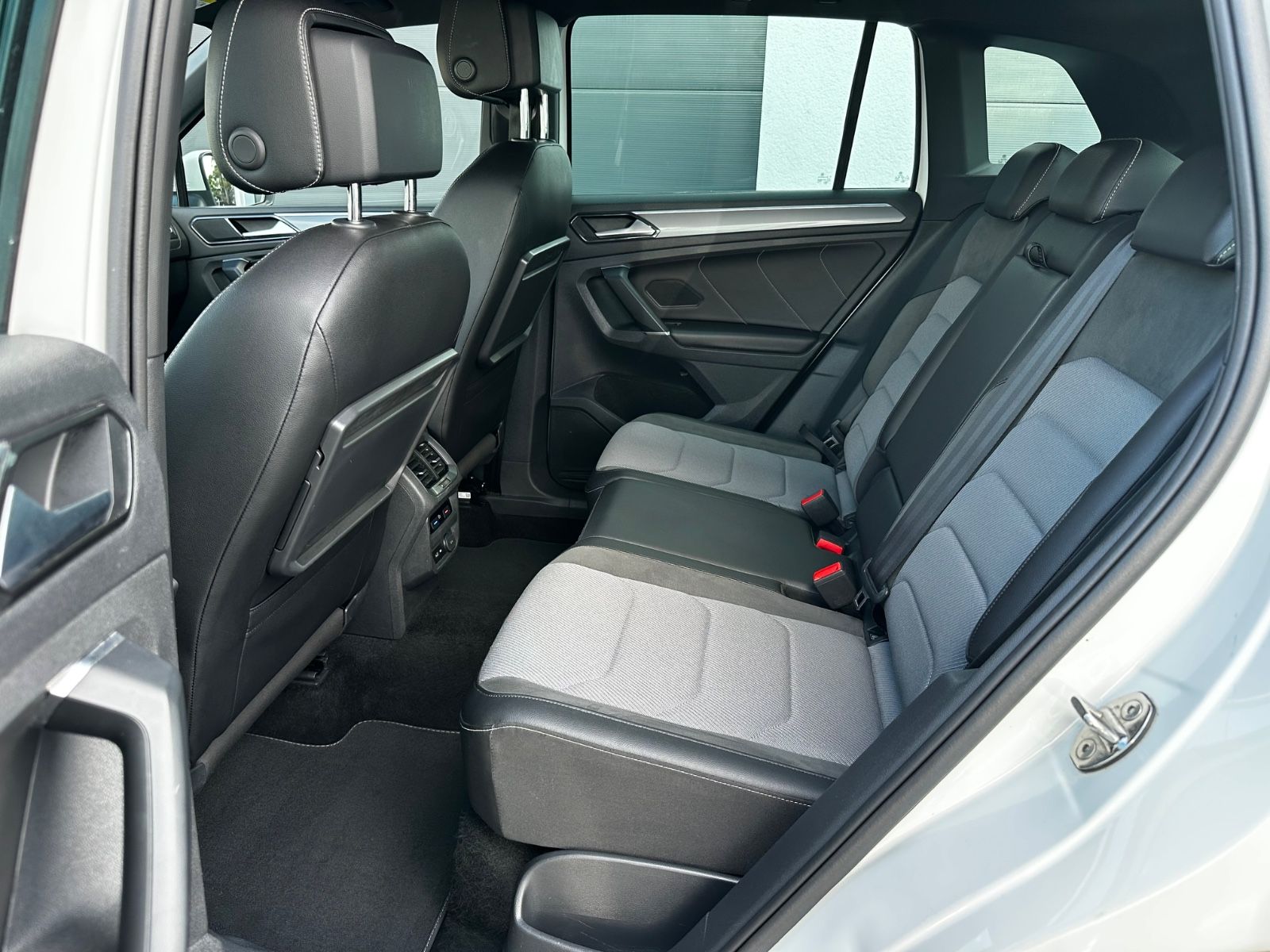 Volkswagen Tiguan R line 2.0 TSI DSG 4Motion /LED/ACC/AHK/ - Bild 14 Volkswagen Tiguan R line 2.0 TSI DSG 4Motion /LED/ACC/AHK/ in ORYXWEISS als SUV/Geländewagen/Pickup - Fahrzeugfoto 14