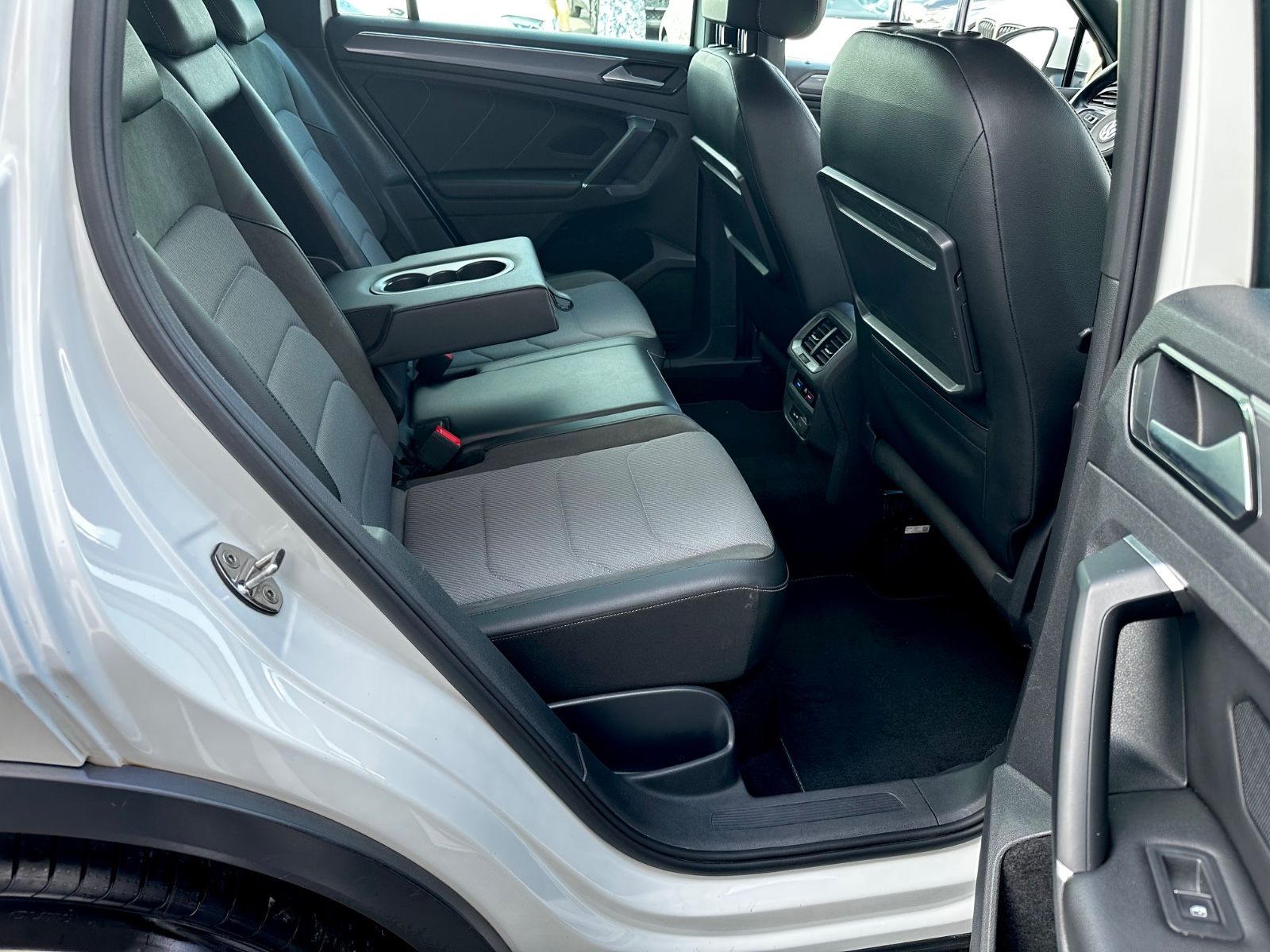 Volkswagen Tiguan R line 2.0 TSI DSG 4Motion /LED/ACC/AHK/ - Bild 16 Volkswagen Tiguan R line 2.0 TSI DSG 4Motion /LED/ACC/AHK/ in ORYXWEISS als SUV/Geländewagen/Pickup - Fahrzeugfoto 16
