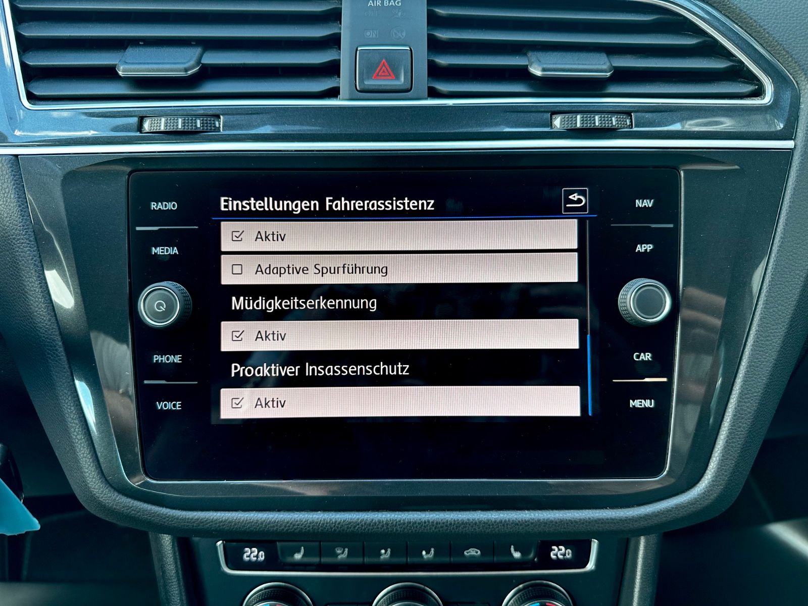 Volkswagen Tiguan R line 2.0 TSI DSG 4Motion /LED/ACC/AHK/ - Bild 21 Volkswagen Tiguan R line 2.0 TSI DSG 4Motion /LED/ACC/AHK/ in ORYXWEISS als SUV/Geländewagen/Pickup - Fahrzeugfoto 21