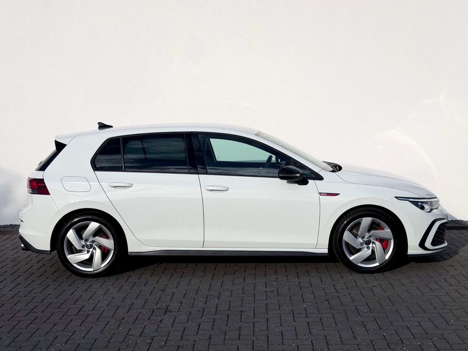 Volkswagen Golf 8 Lim. GTI /DSG/NAVI/LED/1.HAND/GARANTIE/ - Bild 4 Volkswagen Golf 8 Lim. GTI /DSG/NAVI/LED/1.HAND/GARANTIE/ in PURE WHITE als Limousine - Fahrzeugfoto 4