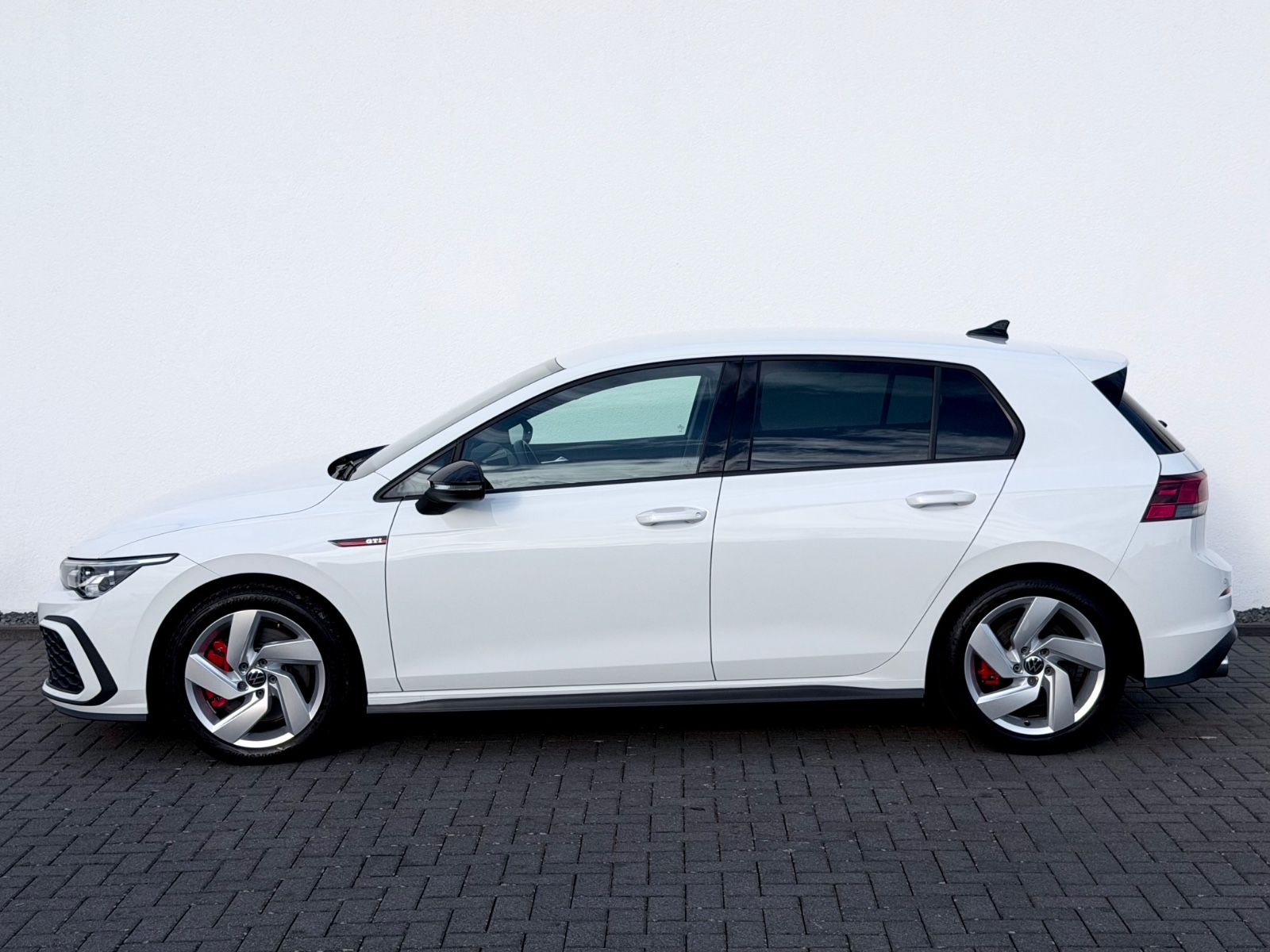 Volkswagen Golf 8 Lim. GTI /DSG/NAVI/LED/1.HAND/GARANTIE/ - Bild 8 Volkswagen Golf 8 Lim. GTI /DSG/NAVI/LED/1.HAND/GARANTIE/ in PURE WHITE als Limousine - Fahrzeugfoto 8