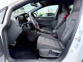 Volkswagen Golf 8 Lim. GTI /DSG/NAVI/LED/1.HAND/GARANTIE/ in Weiß als Limousine - Fahrzeugfoto 9