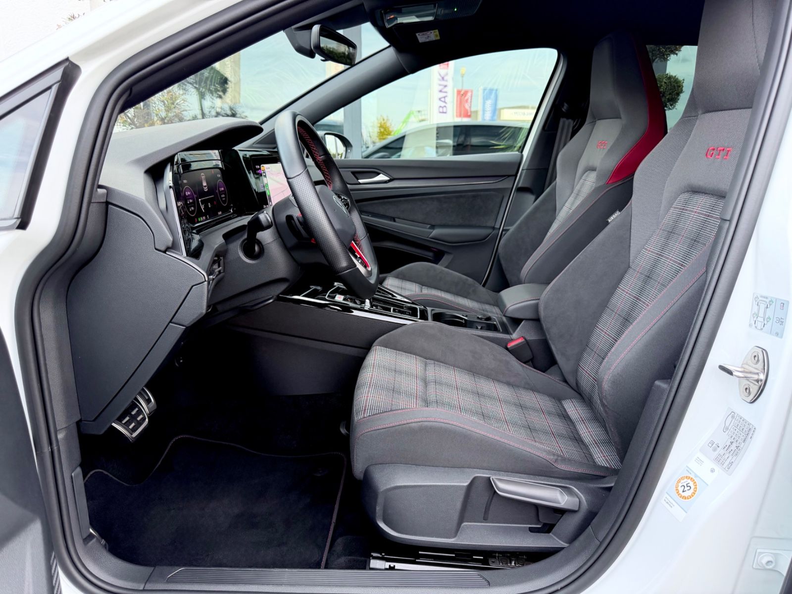 Volkswagen Golf 8 Lim. GTI /DSG/NAVI/LED/1.HAND/GARANTIE/ - Bild 9 Volkswagen Golf 8 Lim. GTI /DSG/NAVI/LED/1.HAND/GARANTIE/ in PURE WHITE als Limousine - Fahrzeugfoto 9