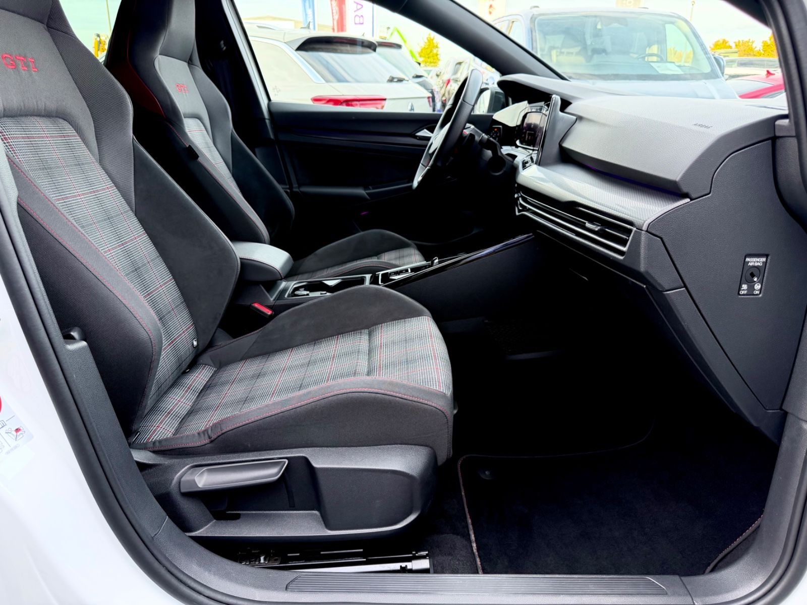 Volkswagen Golf 8 Lim. GTI /DSG/NAVI/LED/1.HAND/GARANTIE/ - Bild 13 Volkswagen Golf 8 Lim. GTI /DSG/NAVI/LED/1.HAND/GARANTIE/ in PURE WHITE als Limousine - Fahrzeugfoto 13