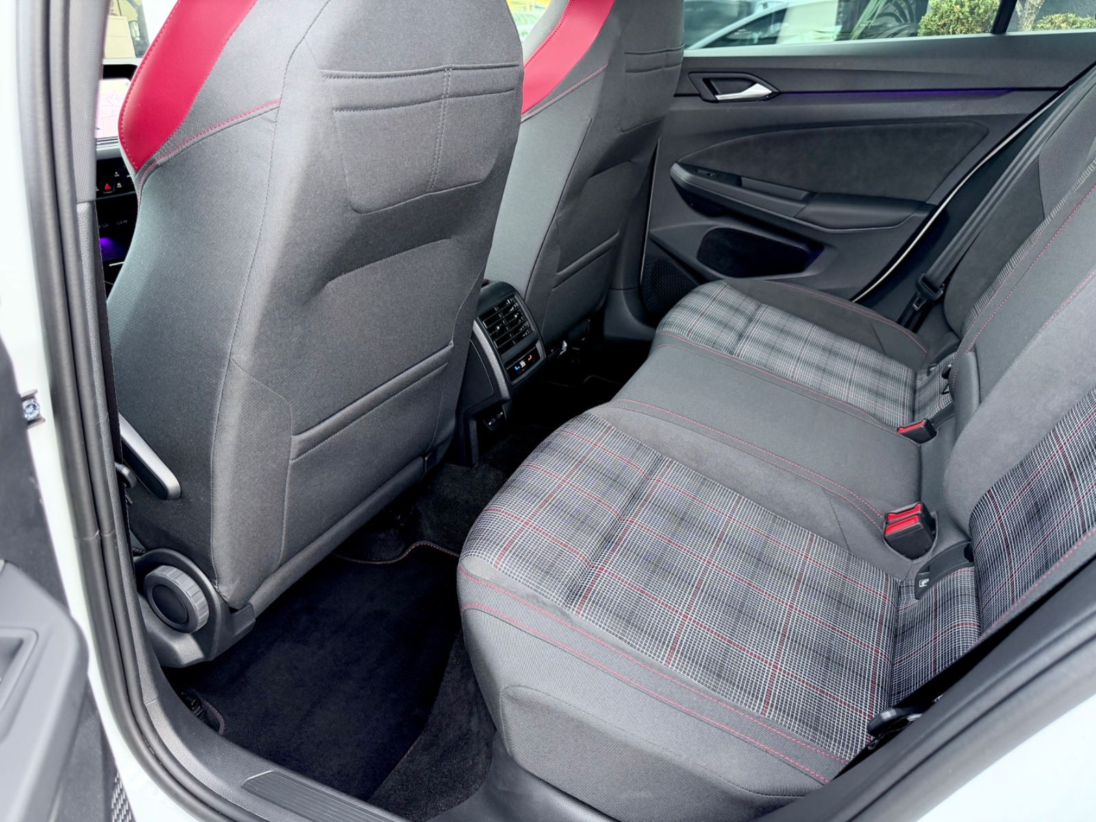 Volkswagen Golf 8 Lim. GTI /DSG/NAVI/LED/1.HAND/GARANTIE/ - Bild 14 Volkswagen Golf 8 Lim. GTI /DSG/NAVI/LED/1.HAND/GARANTIE/ in PURE WHITE als Limousine - Fahrzeugfoto 14
